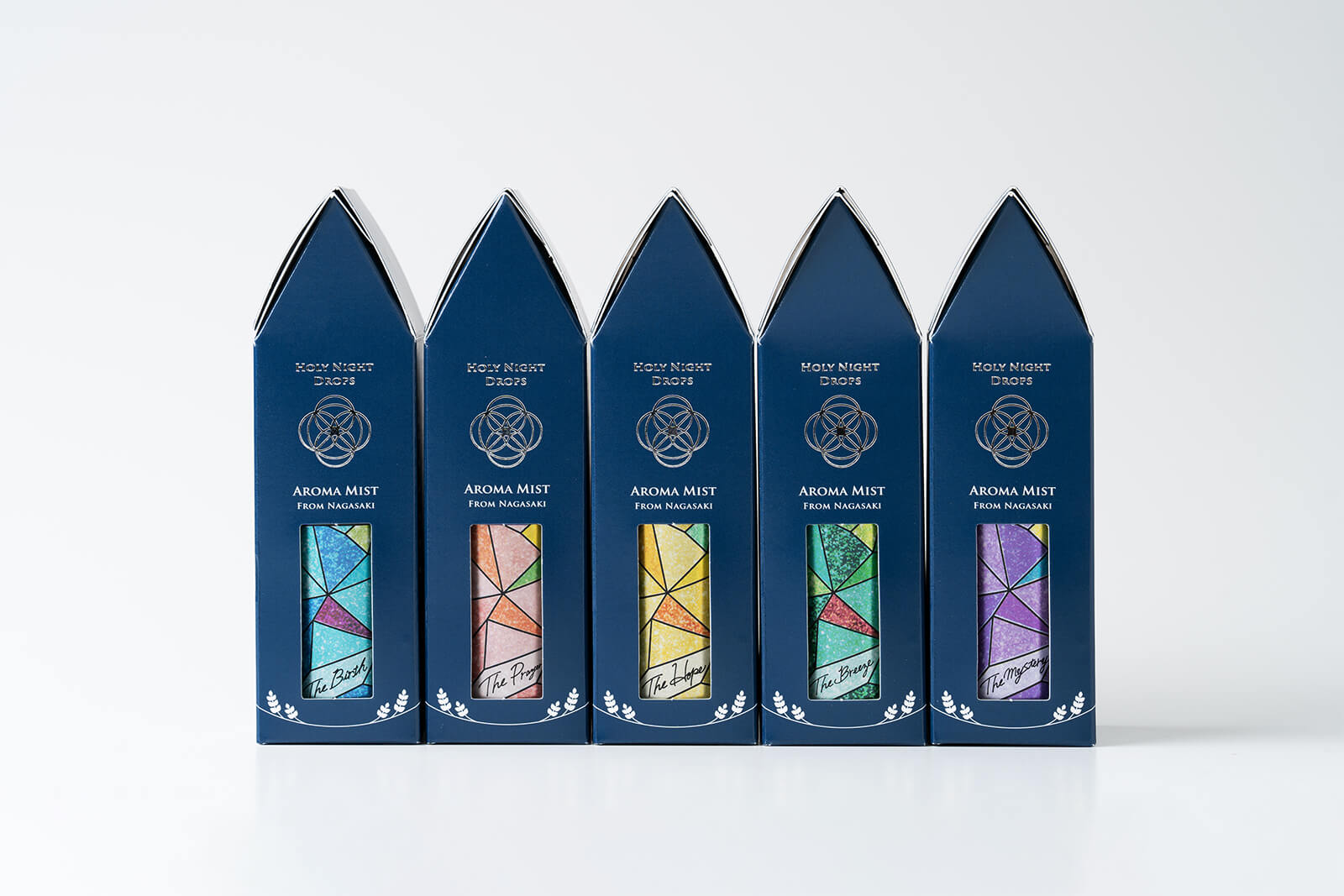 ステンドグラス風のラベルと三角屋根のパッケージ