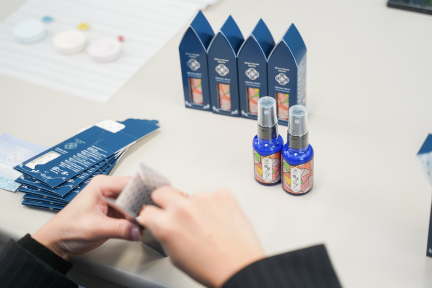 一つ一つ丁寧に梱包される「聖夜のしずく」