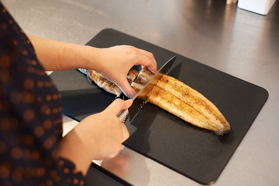 白焼きを切っている様子