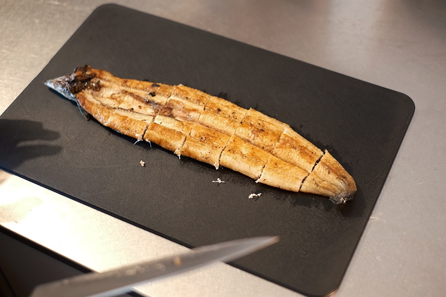 白焼きを切っている様子