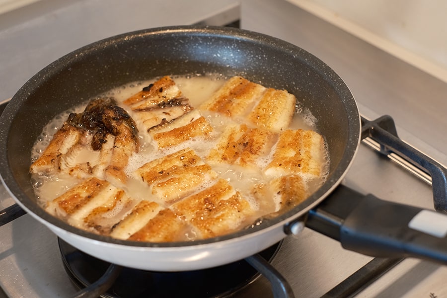 フライパンで白焼きを焼いている様子