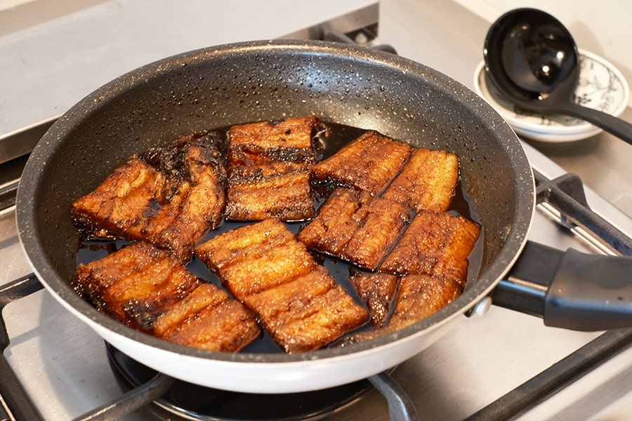 白焼きを水で煮込んでいる様子