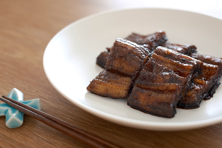 タレを入れて煮込んでいる様子