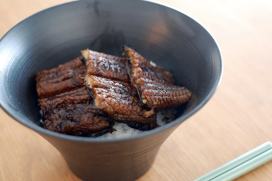 皿に盛られた白焼き