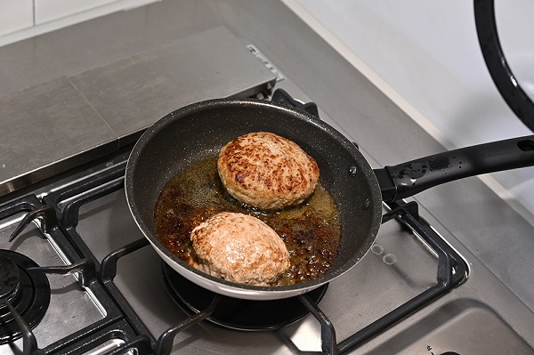 SAGA STORYの「空翔ぶハンバーグ」の盛り付け例