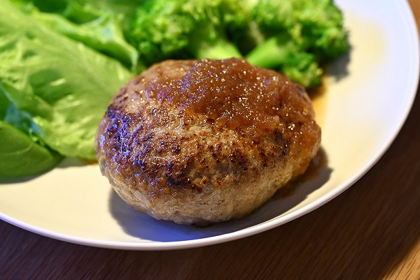 とみくらの「ごちそう九州牛のハンバーグ」の盛り付け例