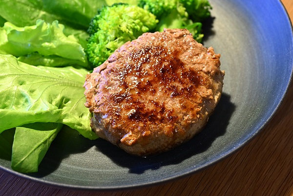 「おさつポーク焼きハンバーグ」の盛り付け例