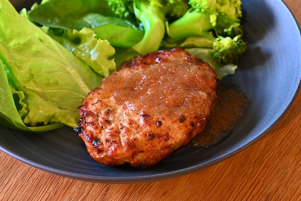 「おさつポーク焼きハンバーグ」の盛り付け例