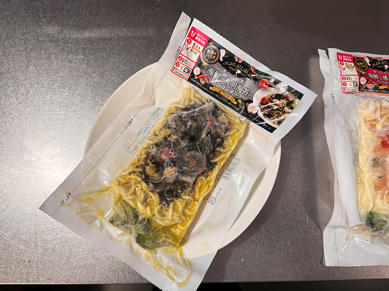 レンジで加熱するパスタ