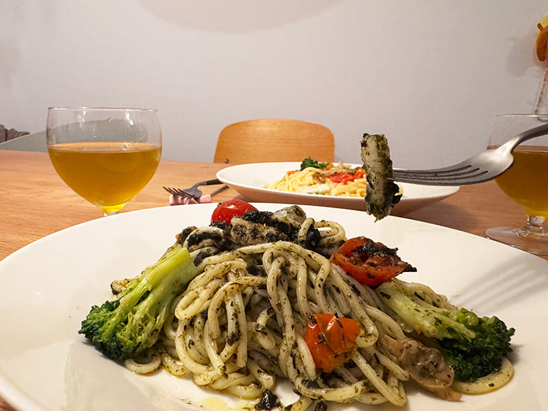 皿に盛り付けられた明太子のペペロンチーノ