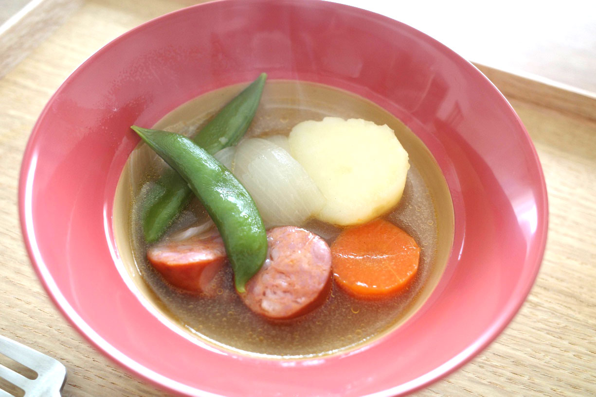 ソーセージを食べる