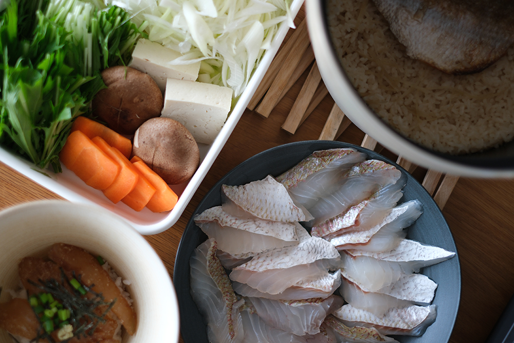 有田焼の器に盛り付けられた鯛の切り身