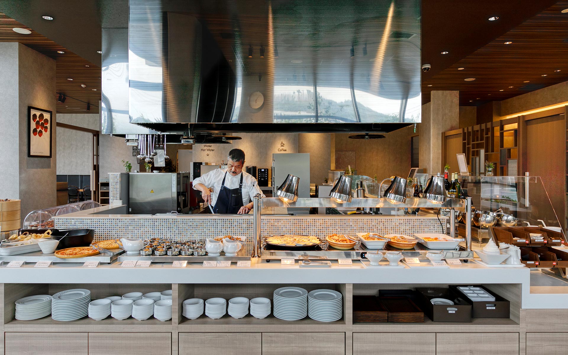 太陽の皿の豪華な朝食ビュッフェ会場