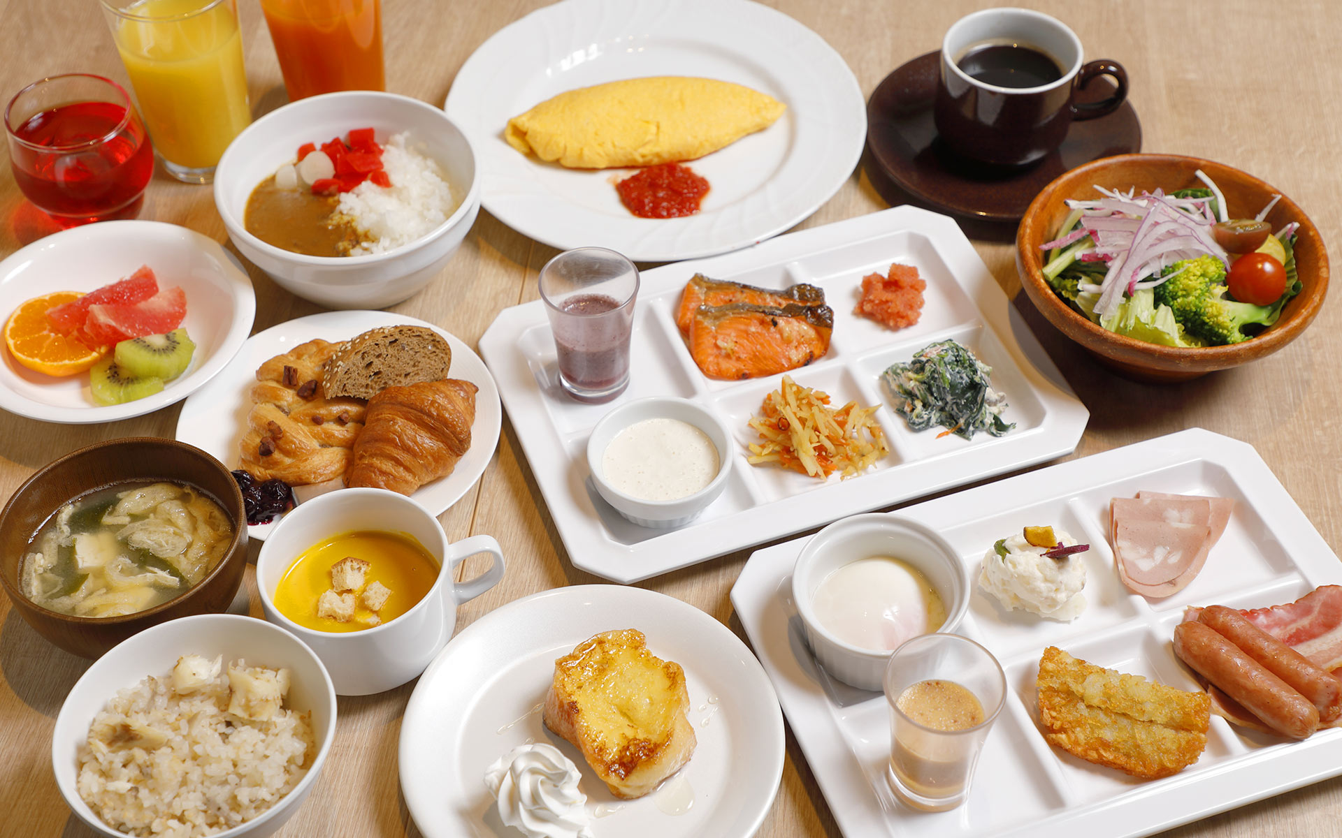 太陽の皿の豪華な朝食ビュッフェ