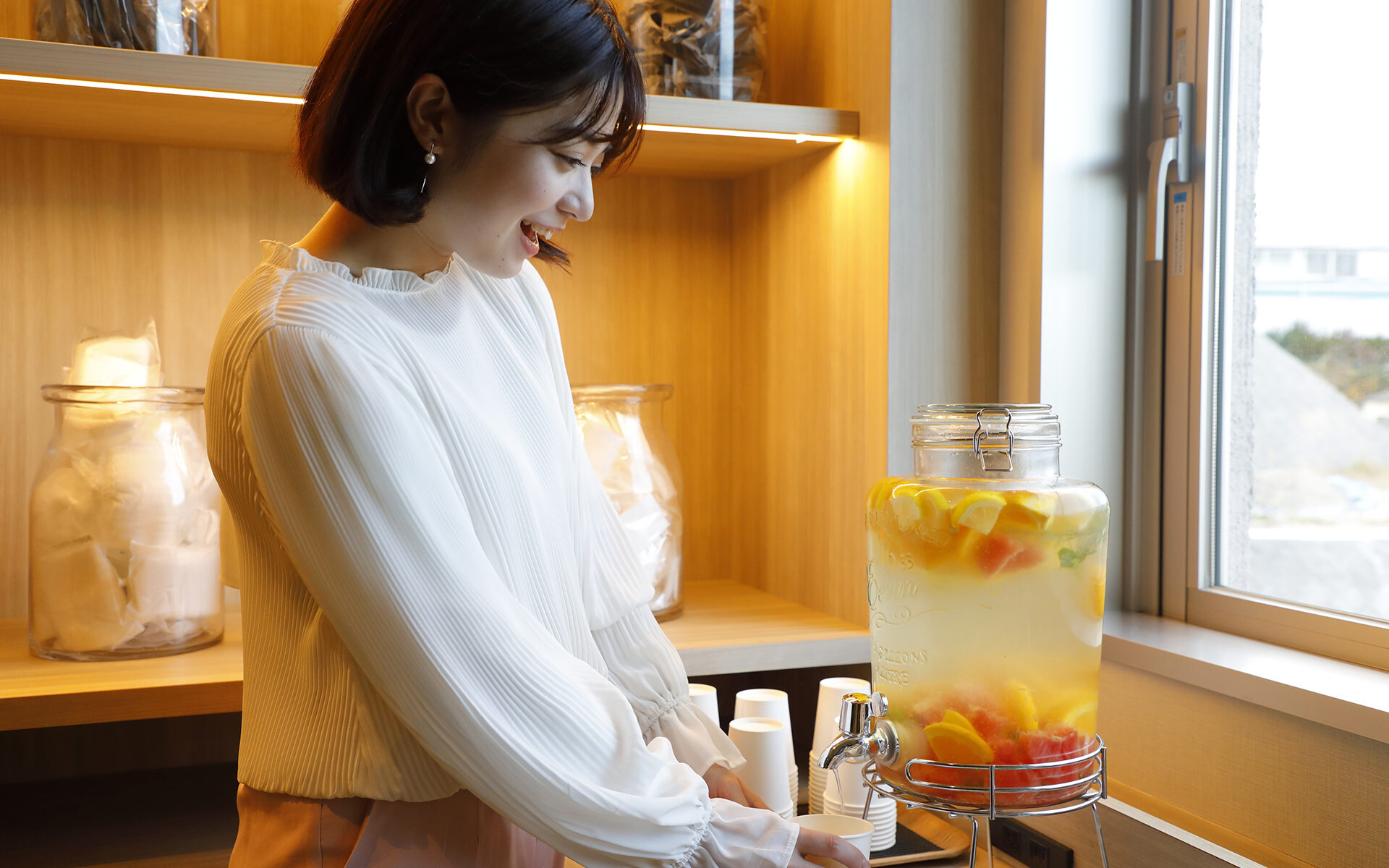 ホテルの部屋でくつろぐ様子