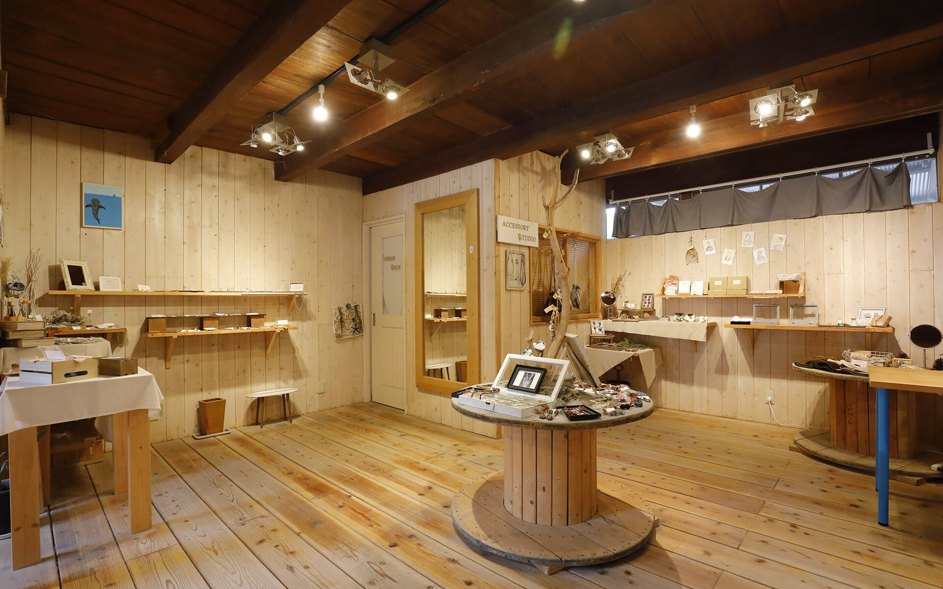 雑貨を扱うブルールーフの店内