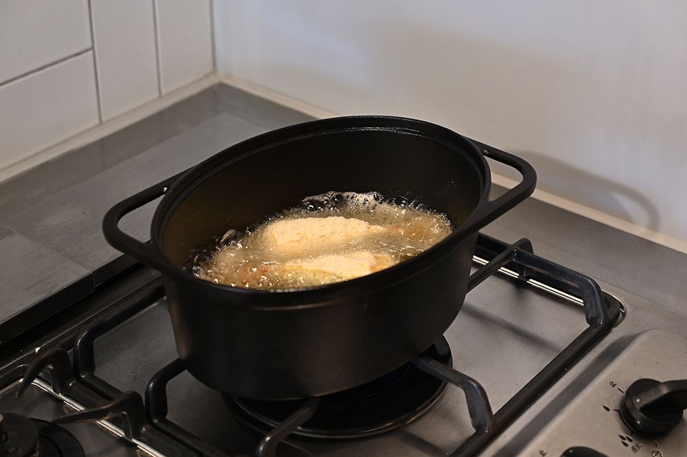 エビフライを油で揚げている様子