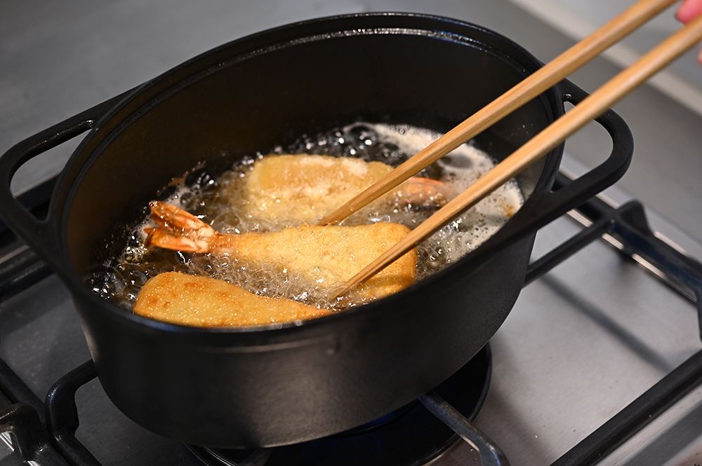 きつね色に揚がったエビフライ