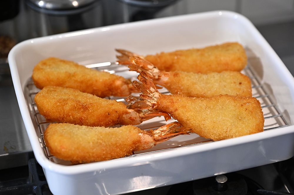 皿に盛り付けられたエビフライ