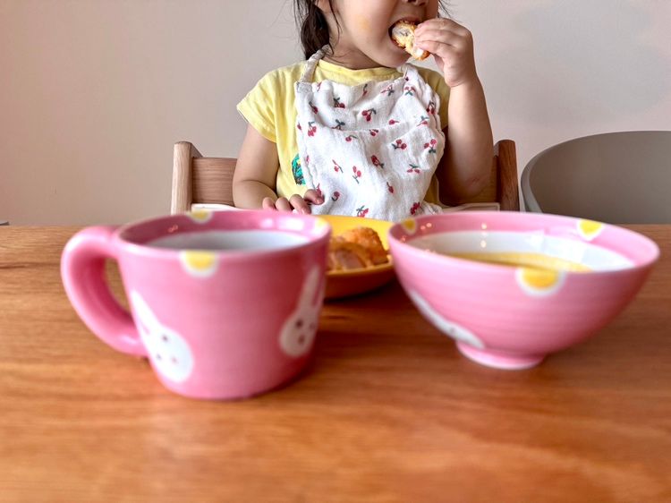 エビフライを食べる子供