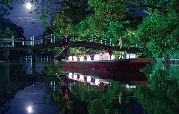 ライトアップされた夜の掘割を巡る灯り舟