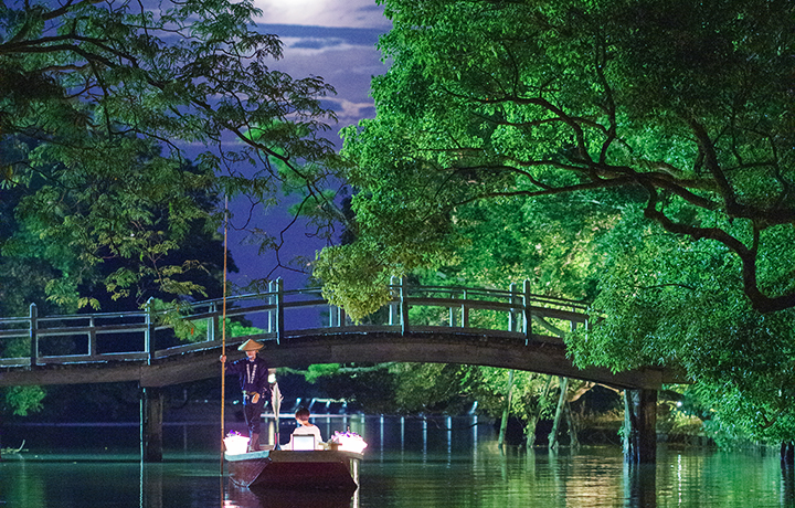 灯り舟が巡る幻想的な夜の掘割