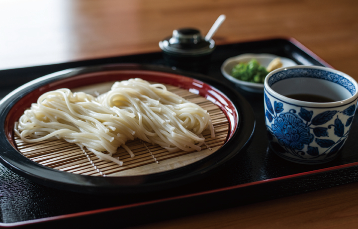 送料無料】五島手延うどん 波の絲「極」(200g×8袋)＋あごだしスープ（10g×10袋）セット（五島手延べうどん協同組合）｜エンニチ