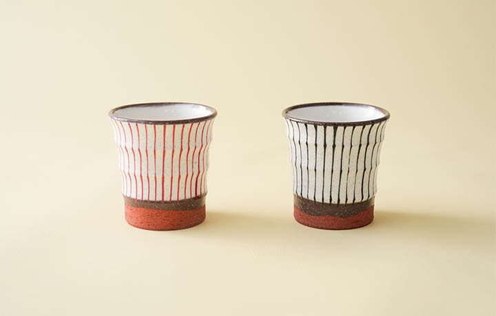 有田焼 惣太窯 染錦跳ね兎 反り茶碗 / 11.2cm × 6.1cm